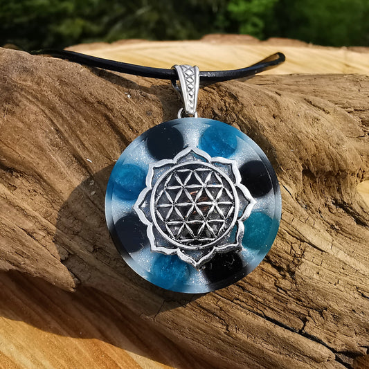 Orgone Anhänger PSYCHISCHE STÄRKE mit Apatit & schwarzem Turmalin Lebensblume