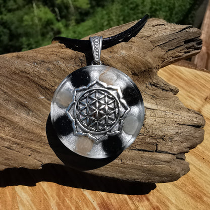 Orgone Anhänger BEWUSST SEIN & EMF SCHUTZ mit Mondstein & Schwarzem Turmalin Lebensblume