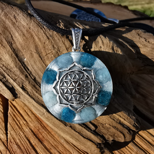 Orgone Anhänger KLARHEIT mit Aquamarin & Apatit Lebensblume