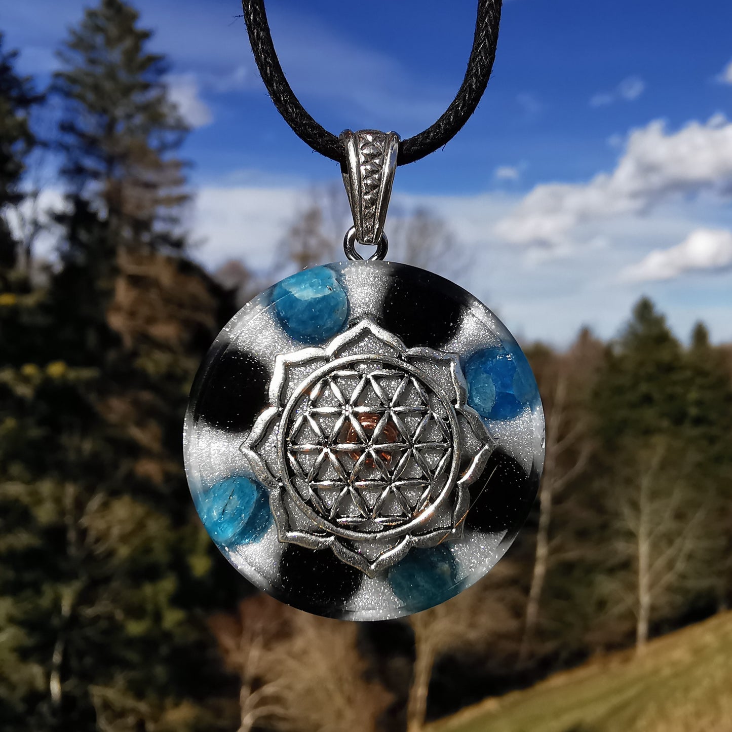 Orgone Anhänger PSYCHISCHE STÄRKE mit Apatit & schwarzem Turmalin Lebensblume